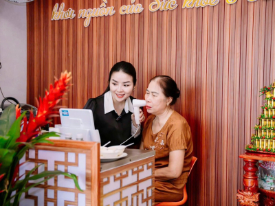 Thăm khám soi da chăm sóc tư vấn khách hàng