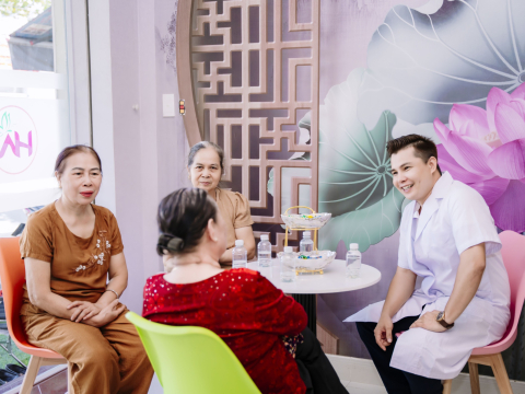 Thăm khám soi da chăm sóc tư vấn khách hàng