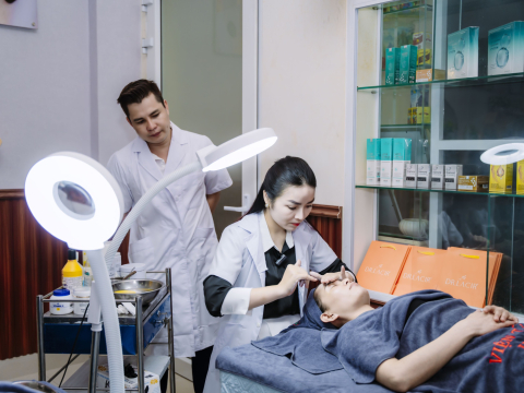 Thăm khám soi da chăm sóc tư vấn khách hàng