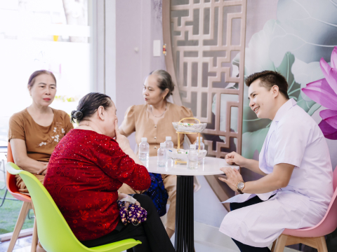 Thăm khám soi da chăm sóc tư vấn khách hàng