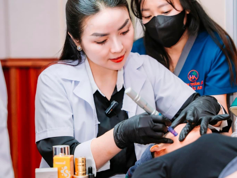 Thăm khám soi da chăm sóc tư vấn khách hàng