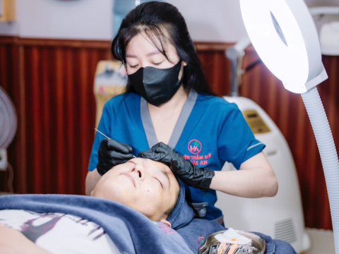 Thăm khám soi da chăm sóc tư vấn khách hàng
