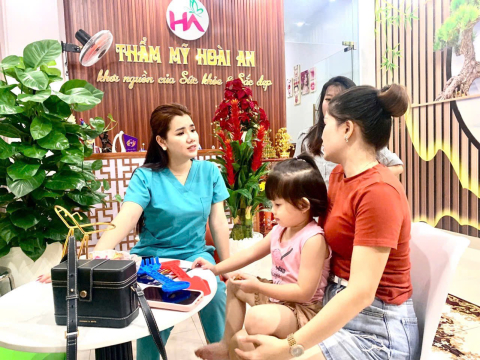 Thăm khám soi da chăm sóc tư vấn khách hàng
