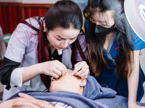 Thăm khám soi da chăm sóc tư vấn khách hàng