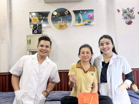 Thăm khám soi da chăm sóc tư vấn khách hàng